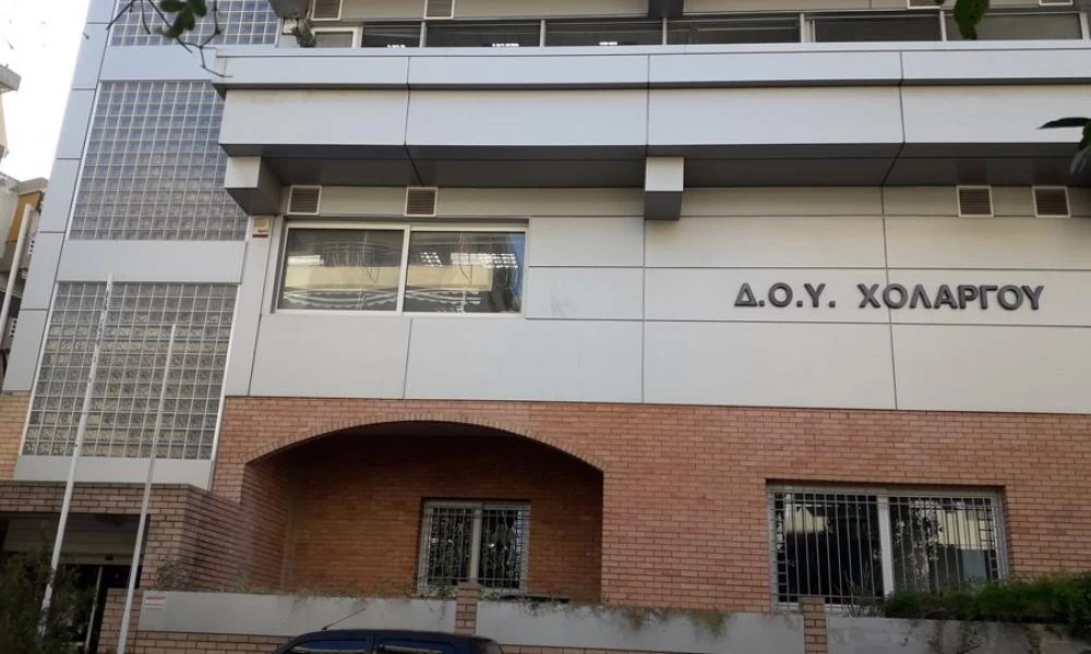 Άγνωστοι με βαριοπούλες επιτέθηκαν στην ΔΟΥ Χολαργού τα ξημερώματα